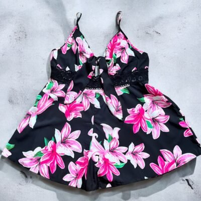 Mono con short negro con flores rosadas