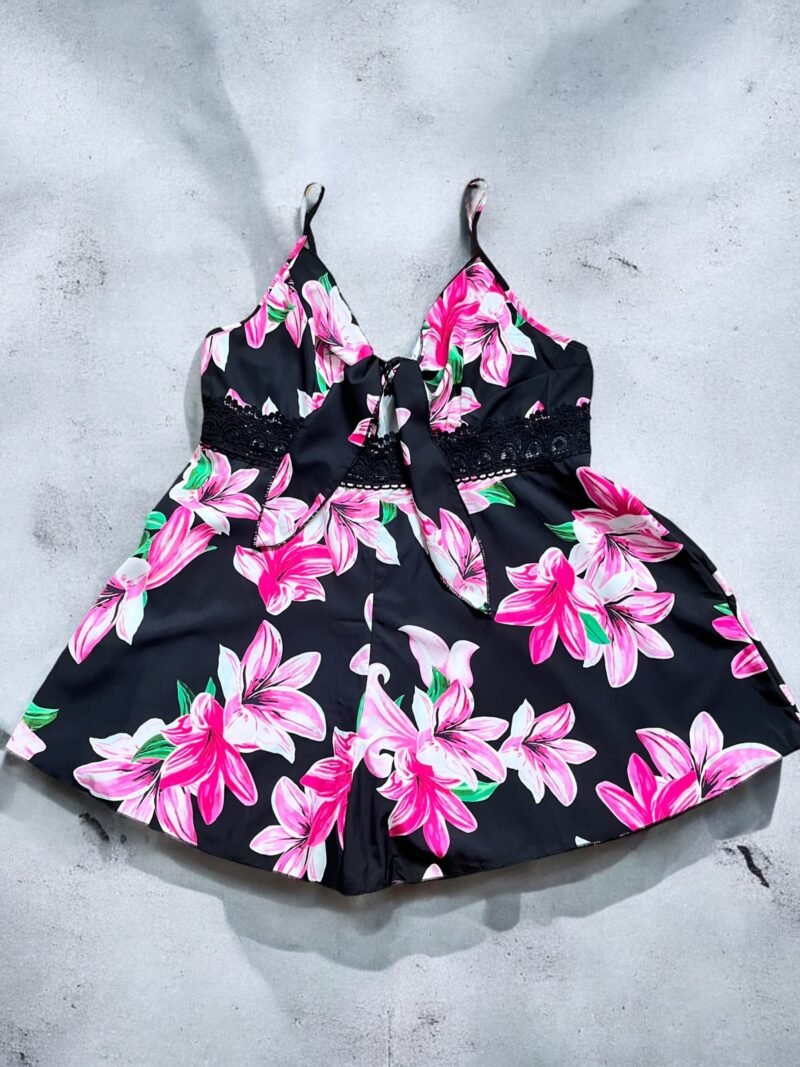 Mono con short negro con flores rosadas