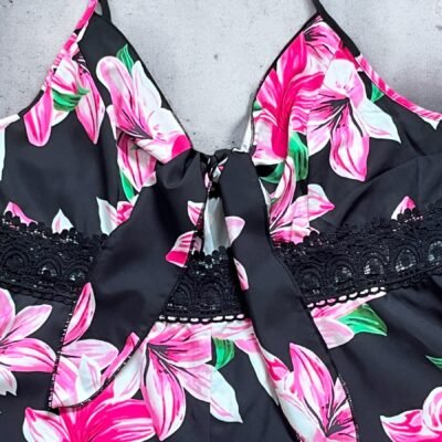 Mono con short negro con flores rosadas