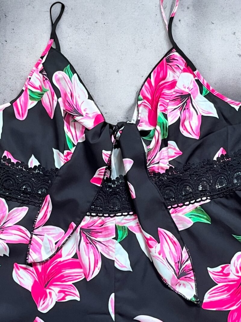 Mono con short negro con flores rosadas