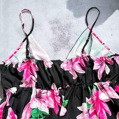 Mono con short negro con flores rosadas