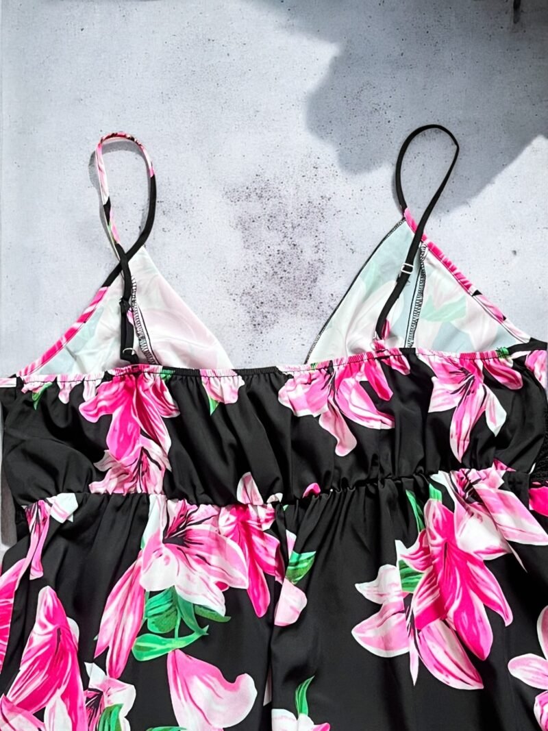 Mono con short negro con flores rosadas
