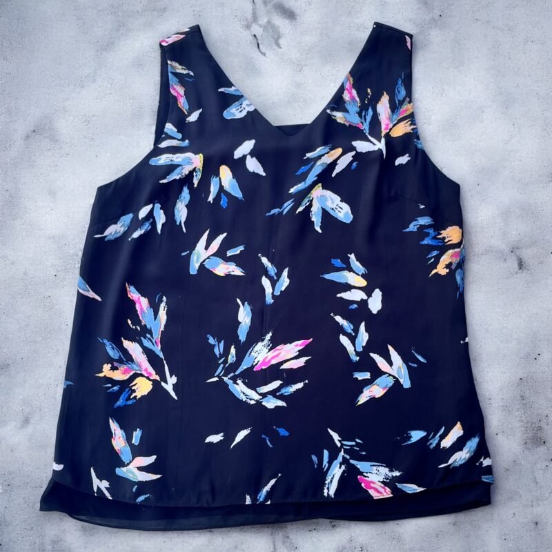 Musculosa negra con flores