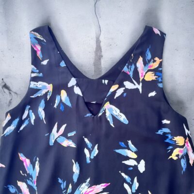 Musculosa negra con flores