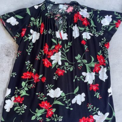 Blusa negra con flores