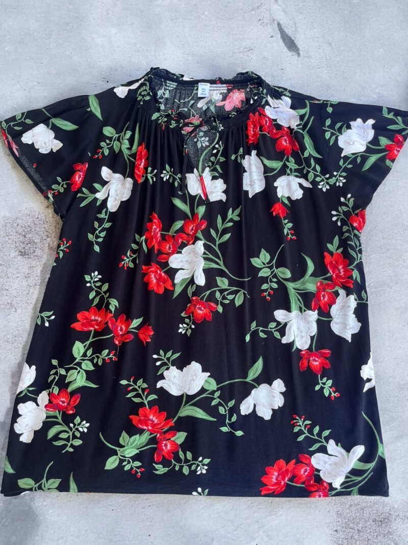 Blusa negra con flores