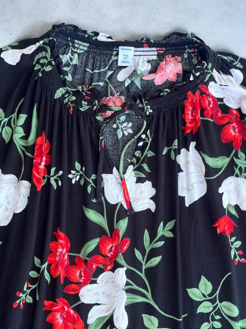 Blusa negra con flores