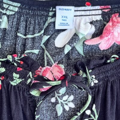 Blusa negra con flores